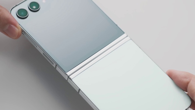 Video Reference: Communication Device, Gadget, Mobile phone, Rectangle, Portable communications device, Font, Electronic device, Smartphone, Fashion accessory, Electric blue