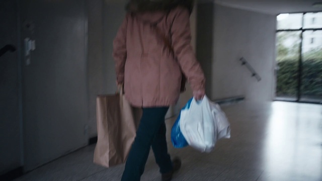 Video Reference: Shoulder, Sleeve, Gesture, Plastic bag, Knee, Human leg, Flooring, Bag, Fun, Electric blue