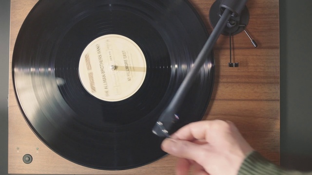 Video Reference: Gramophone record, Data storage device, Circle, Publication, Automotive wheel system, Auto part, Composite material, Machine, Metal, Electronics