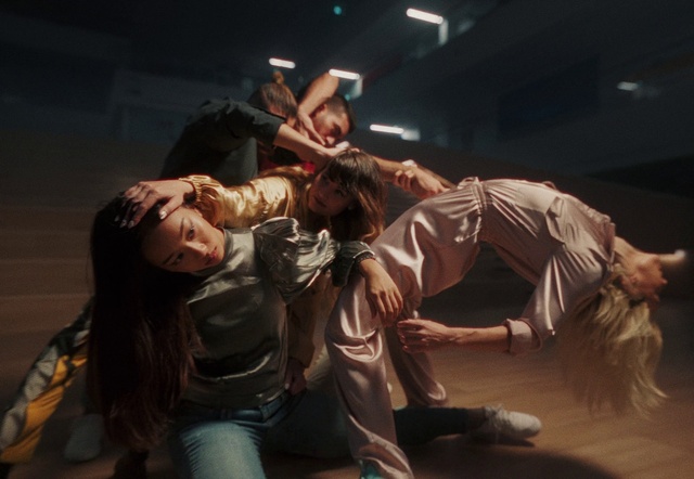 Video Reference: Flash photography, Gesture, Entertainment, Performing arts, Music, Choreography, Event, Hat, Fun, Performance art