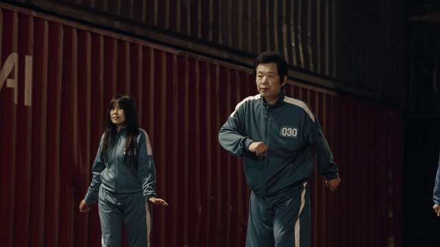 Video Reference: Flash photography, Entertainment, Event, T-shirt, Performing arts, Audio equipment, Fashion design, Darkness, Microphone, Player