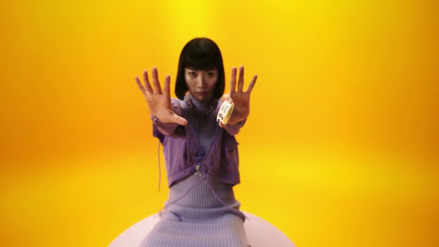 Video Reference: Hand, Arm, Flash photography, Sleeve, Happy, Gesture, Thumb, Entertainment, Event, Fun