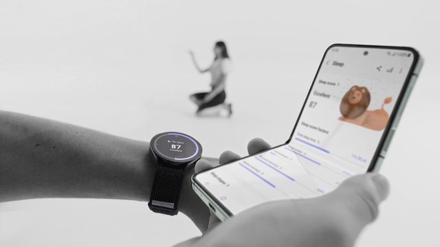 Video Reference: Gesture, Communication Device, Finger, Font, Gadget, Elbow, Automotive design, Portable communications device, Mobile device, Electronic device
