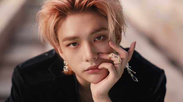 Video Reference: Nose, Lip, Eyebrow, Eye, Eyelash, Vision care, Ear, Jaw, Flash photography, Lipstick