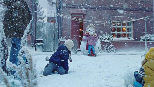 Video Reference: Snow, World, Blue, Window, Freezing, Fun, Public space, Leisure, Recreation, Geological phenomenon