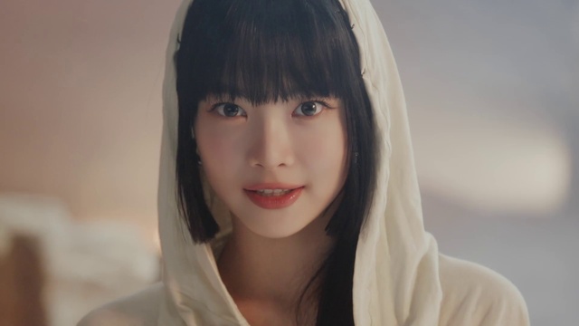 Video Reference: Nose, Face, Skin, Head, Lip, Eyebrow, Shoulder, Eyelash, Mouth, Flash photography