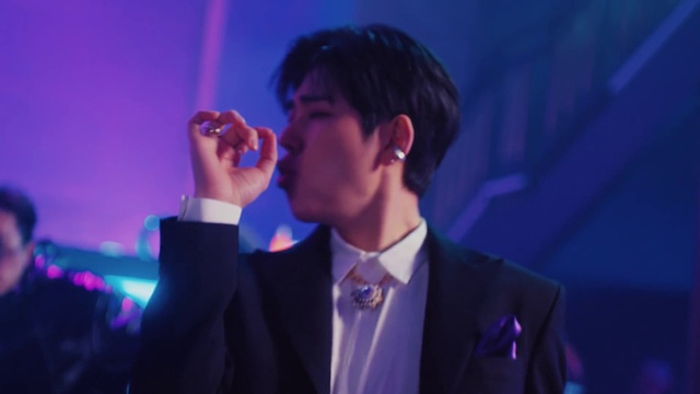 Video Reference: Blue, Musician, Microphone, Purple, Entertainment, Gesture, Music, Suit, Music artist, Performing arts