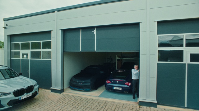 Video Reference: Automotive parking light, Tire, Land vehicle, Car, Wheel, Vehicle, Automotive tire, Automotive lighting, Hood, Automotive design