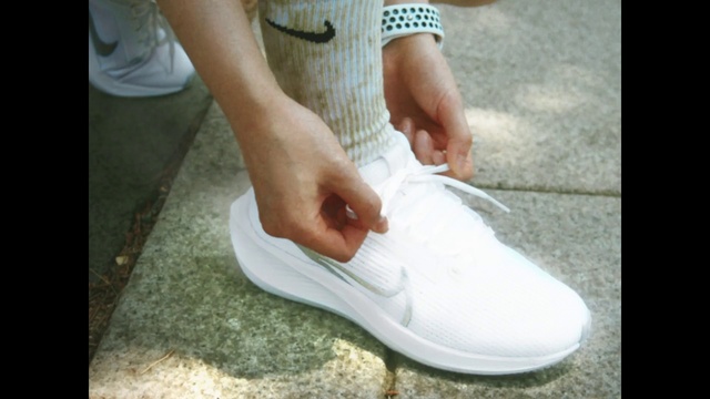 Video Reference: Sportswear, Knee, Walking shoe, Human leg, Grass, Foot, Comfort, Flooring, Electric blue, Thigh