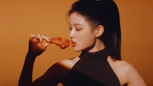 Video Reference: Joint, Lip, Food, Arm, Shoulder, Tableware, Neck, Ear, Food craving, Eyelash