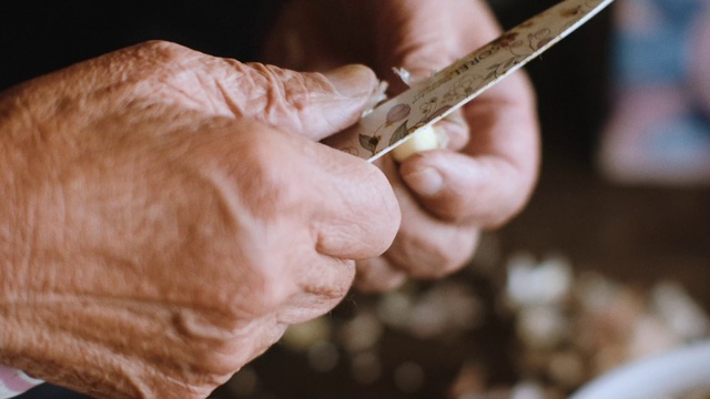 Video Reference: Hand, Gesture, Finger, Thumb, Nail, Wood, Wrist, Wrinkle, Eyelash, Event