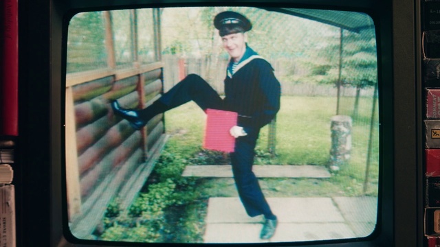 Video Reference: Vertebrate, Flash photography, Television set, Vehicle door, Tints and shades, Fun, Hat, Display device, Electronic device, Leisure