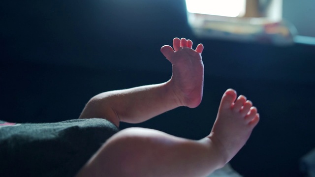 Video Reference: Light, Comfort, Gesture, Finger, Barefoot, Thumb, Nail, Knee, Tints and shades, Foot