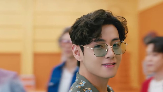 Video Reference: Forehead, Smile, Vision care, Eyebrow, Eyewear, Eyelash, Happy, Street fashion, Event, Fun