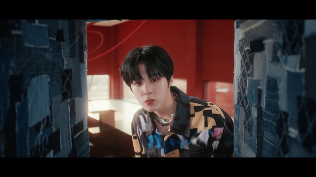 Video Reference: Flash photography, Black hair, Eyelash, Font, Darkness, Screenshot, Fun, Cg artwork, Display device, Pc game