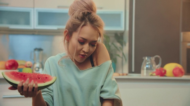 Video Reference: Food, Arm, Shoulder, Watermelon, Citrullus, Neck, Orange, Natural foods, Recipe, Melon