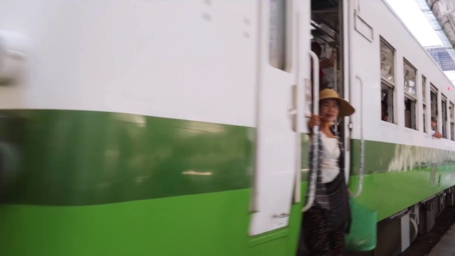 Video Reference: Motor vehicle, Vehicle, Window, Tire, Bus, Helmet, Rolling stock, Automotive exterior, Automotive design, Public transport