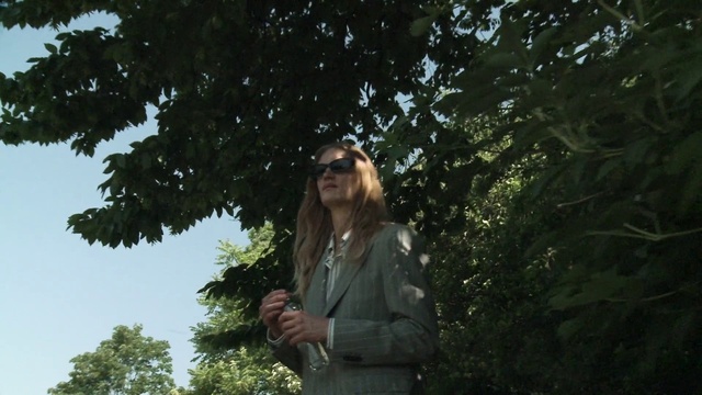 Video Reference: Vision care, Leaf, Botany, People in nature, Branch, Flash photography, Tree, Sky, Eyewear, Grass