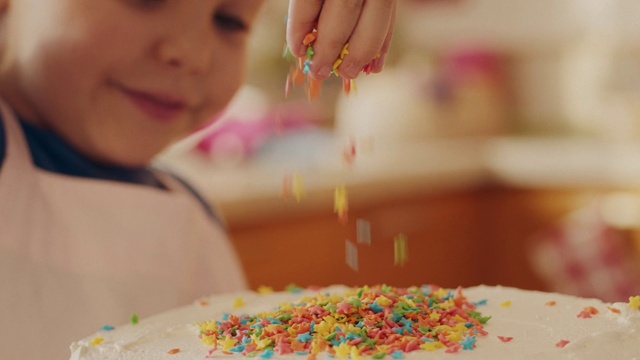 Video Reference: Food, Cake decorating, Smile, Cake decorating supply, Cake, Recipe, Baked goods, Tableware, Yellow, Cuisine