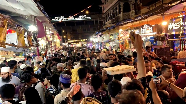 Video Reference: Hat, Public space, City, Building, Market, Crowd, Event, Human settlement, Urban area, Sun hat
