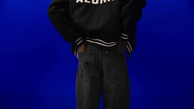 Video Reference: Hand, Arm, Leg, Blue, Human body, Sleeve, Waist, Gesture, Sportswear, Thigh