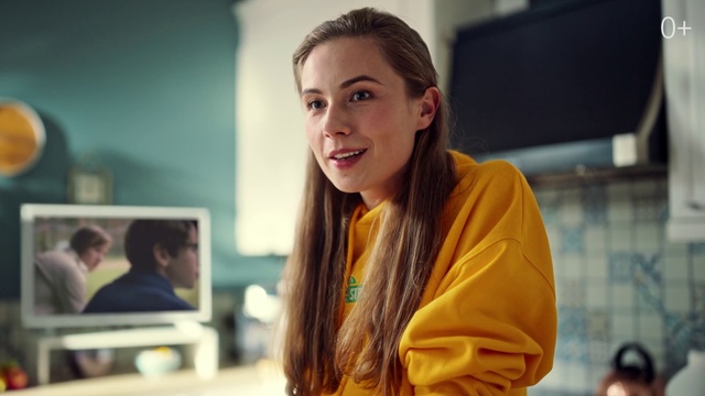 Video Reference: Smile, Happy, Fun, Fashion design, Event, Spokesperson, Job, White-collar worker, Brown hair, Conversation