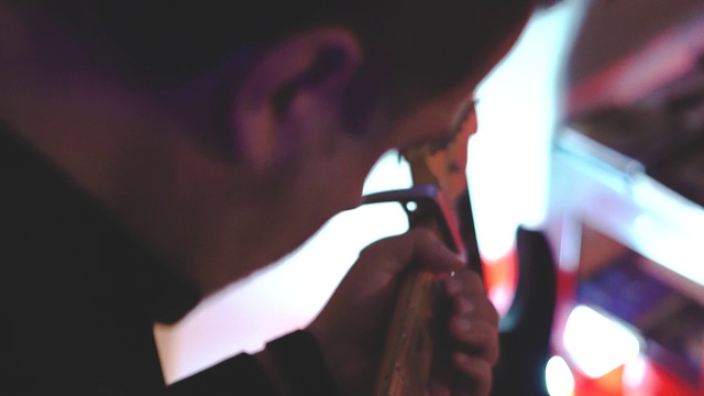 Video Reference: Musician, Microphone, Eyelash, Audio equipment, Performing arts, Entertainment, Music, Event, Darkness, Music artist