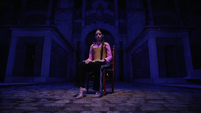 Video Reference: Purple, Blue, Entertainment, Performing arts, Magenta, Electric blue, Event, Musician, Darkness, Chair