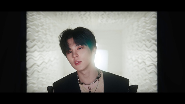 Video Reference: Chin, Eyebrow, Eyelash, Neck, Flash photography, Jaw, Black hair, Body jewelry, Jewellery, Electric blue