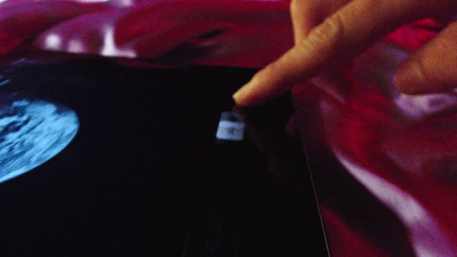 Video Reference: Mouth, Sleeve, Gesture, Finger, Sportswear, Thigh, Elbow, Wrist, T-shirt, Fun