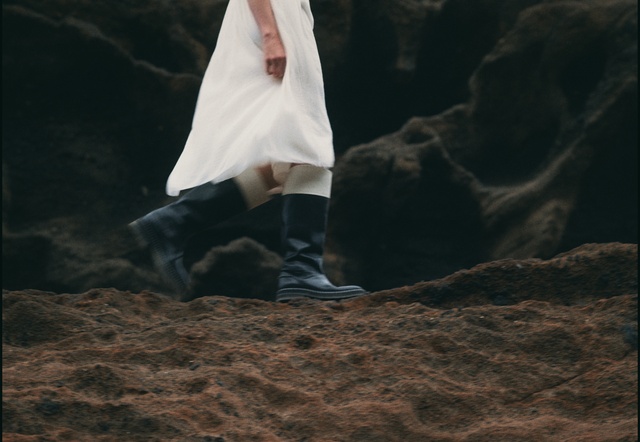 Video Reference: Leg, Calf, Sneakers, Thigh, Human leg, Event, Recreation, Wood, Knee, Landscape