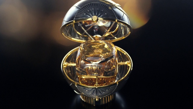 Video Reference: Amber, Trophy, Glass, Competition event, Metal, Fashion accessory, Macro photography, Liquid, Drinkware, Circle