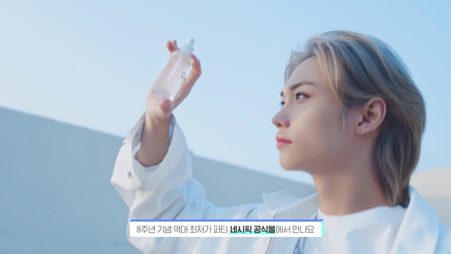 Video Reference: Sky, Gesture, Happy, Elbow, Eyelash, Thumb, Travel, Leisure, Flash photography, Advertising