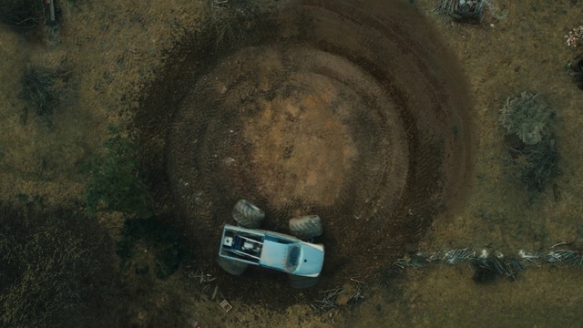 Video Reference: Automotive tire, Motor vehicle, Tread, Gas, Road surface, Automotive exterior, Tints and shades, Auto part, Automotive wheel system, Asphalt