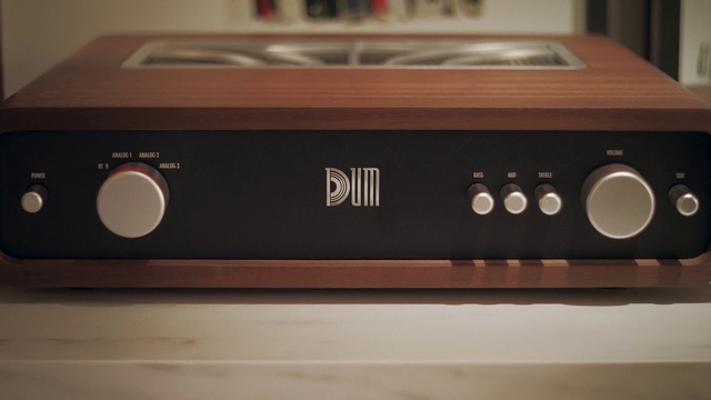 Video Reference: Audio equipment, Musical instrument accessory, Electronic device, Electronic instrument, Wood, Multimedia, Communication Device, Musical instrument, Gas, Hardwood