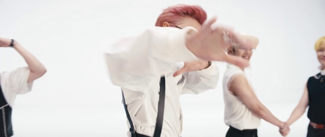 Video Reference: Martial arts uniform, Neck, Sleeve, Gesture, Happy, Elbow, Waist, Martial arts, Entertainment, Sportswear