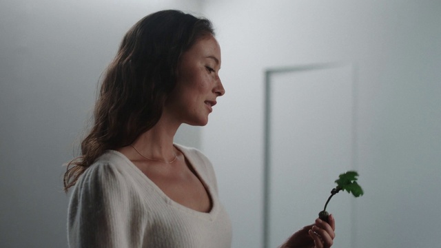 Video Reference: Face, Joint, Hand, Plant, Shoulder, Arm, Flash photography, Neck, Standing, Gesture