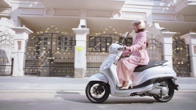 Video Reference: Tire, Wheel, Vehicle, Automotive lighting, White, Automotive tire, Automotive design, Motor vehicle, Alloy wheel, Street fashion