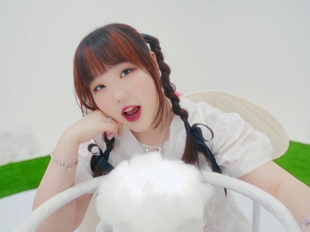 Video Reference: Skin, Eyelash, Textile, Toy, Happy, Gesture, Glove, Wig, Flash photography, Finger