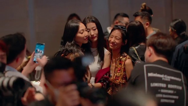Video Reference: Interaction, Smile, Happy, Fun, Crowd, Event, Fashion design, Tie, Jewellery, Conversation
