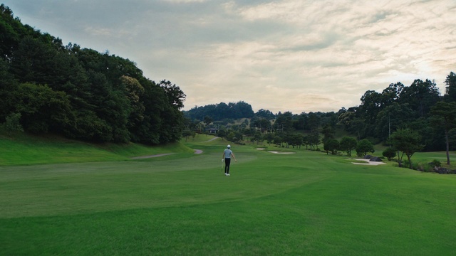 Video Reference: Cloud, Sky, Golf, Plant, Golf equipment, Golfer, Tree, Professional golfer, Golf club, Natural landscape