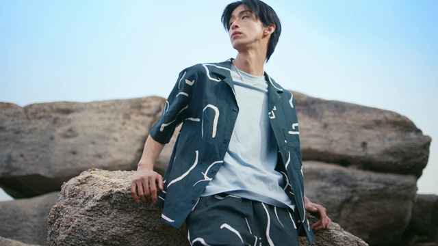 Video Reference: Sky, Flash photography, Sleeve, Happy, Landscape, Bedrock, Cap, Travel, T-shirt, Electric blue