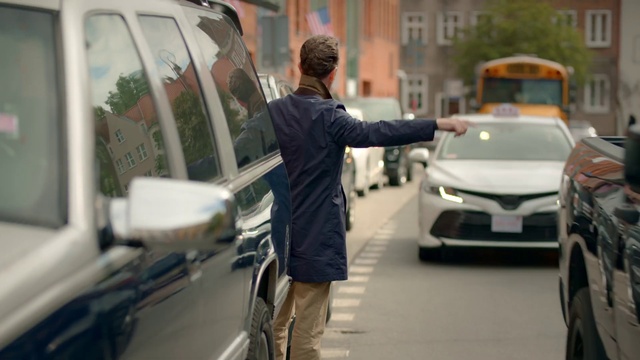 Video Reference: Car, Land vehicle, Vehicle, Motor vehicle, Automotive lighting, Automotive design, Tire, Wheel, Mode of transport, Automotive exterior