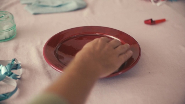 Video Reference: Green, Finger, Thumb, Material property, Nail, Tints and shades, Magenta, Foot, Human leg, Close-up