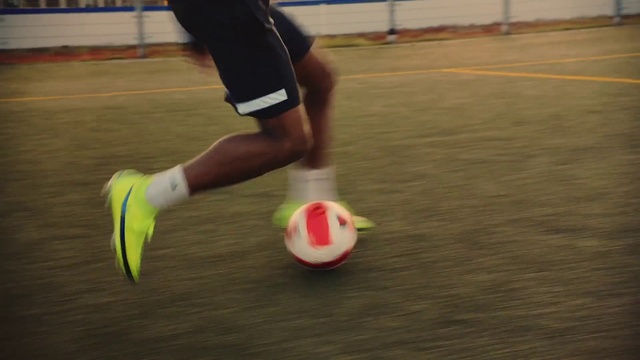 Video Reference: Sports uniform, Shorts, Sports equipment, Sports gear, Leg, Football, Ball, Player, Football equipment, Knee