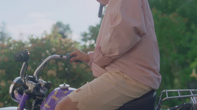 Video Reference: Bicycles--Equipment and supplies, Bicycle handlebar, Bicycle tire, Motor vehicle, Bicycle frame, Automotive lighting, Bicycle saddle, Automotive tire, Headgear, Grass