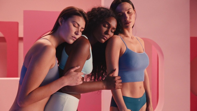 Video Reference: Joint, Shoulder, Facial expression, Stomach, Muscle, Flash photography, Neck, Undershirt, Waist, Thigh