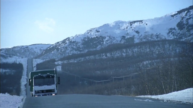 Video Reference: Tire, Sky, Snow, Mountain, Vehicle, Automotive tire, Wheel, Car, Cloud, Motor vehicle