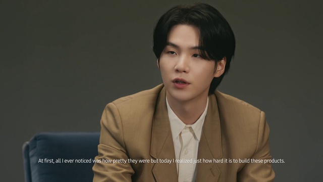 Video Reference: Forehead, Chin, Eyebrow, Human body, Flash photography, Jaw, Neck, Sleeve, Coat, Gesture