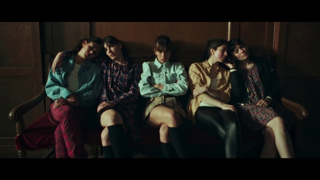 Video Reference: Leg, Flash photography, Entertainment, Performing arts, Shorts, Thigh, Fashion design, Leisure, Event, Fun